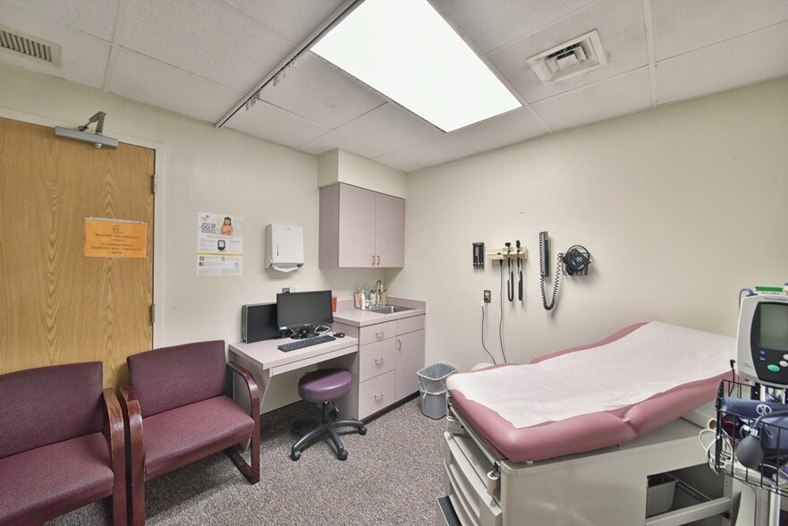 More Photos Of 1805 SE Lake Weir Ave, Ocala Medical For Sale