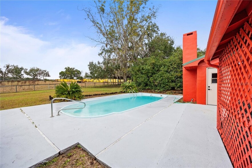 More Photos Of 274 W Kings Hwy, Center Hill Flex For Sale
