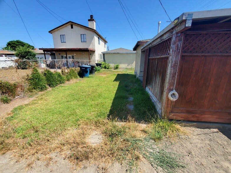More Photos Of 8858 Flower St, Bellflower Freestanding For Lease