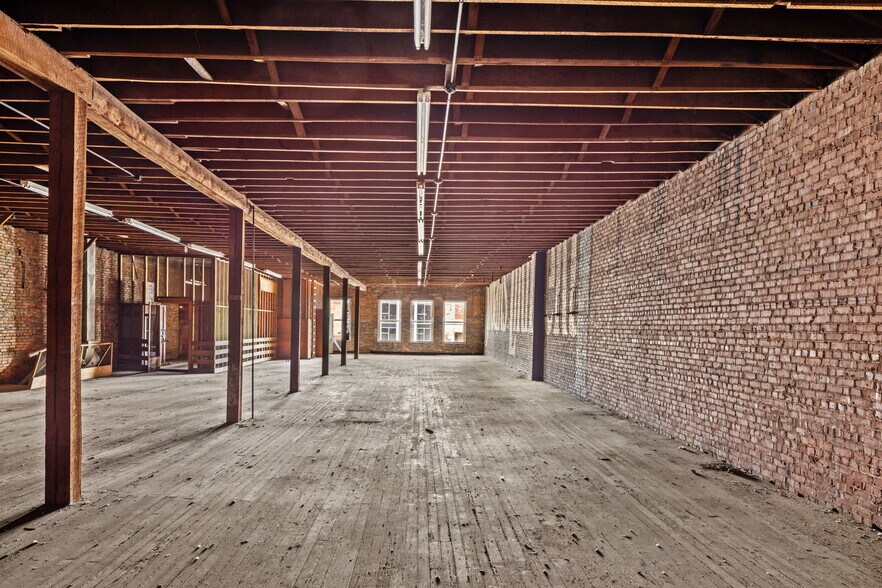 More Photos Of 203 N Court St, Florence Department Store For Sale