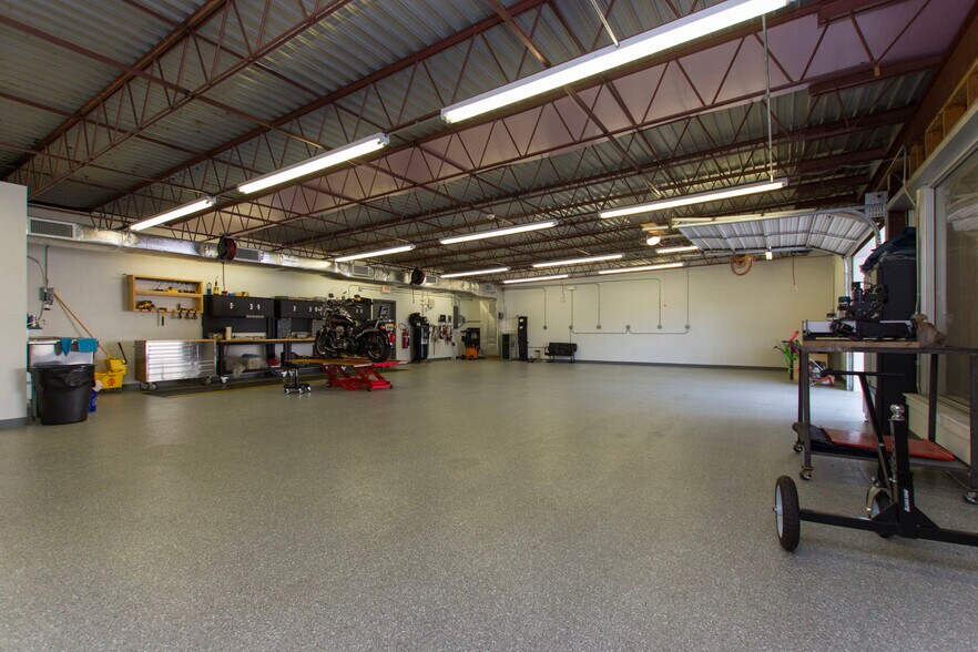 More Photos Of 4058 S Memorial Pky, Huntsville Warehouse For Sale