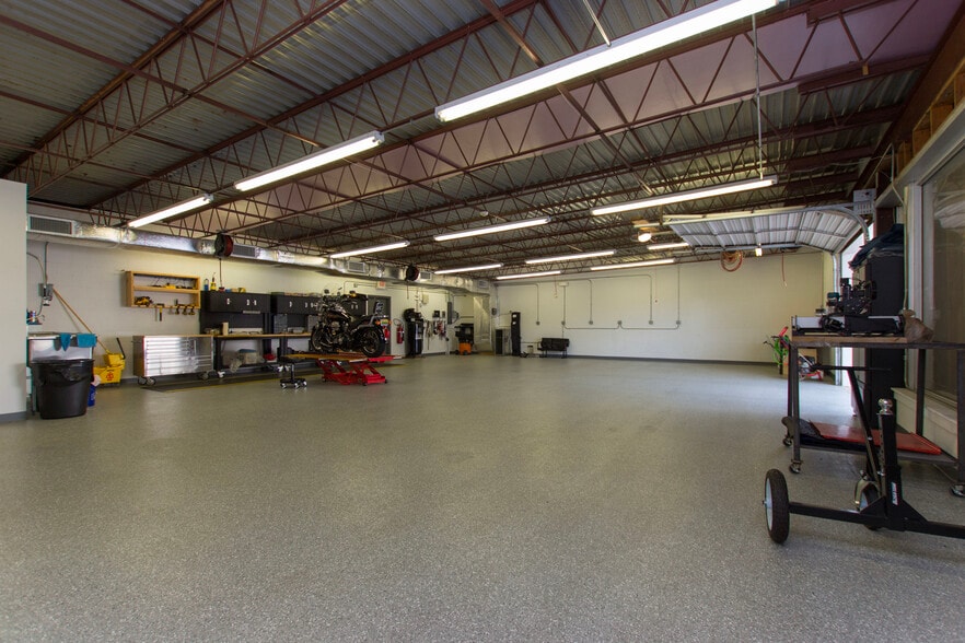 More Photos Of 4058 S Memorial Pky, Huntsville Warehouse For Sale