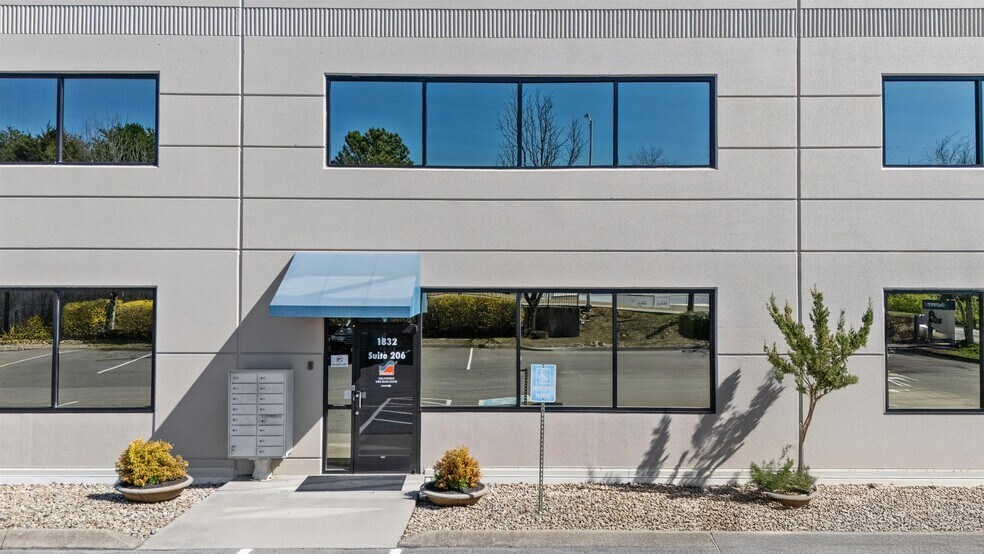 More Photos Of 1832 Midpark Rd, Knoxville Flex For Lease