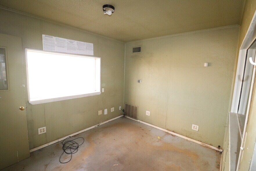 More Photos Of 604 US Highway 287 S, Henrietta Flex For Sale