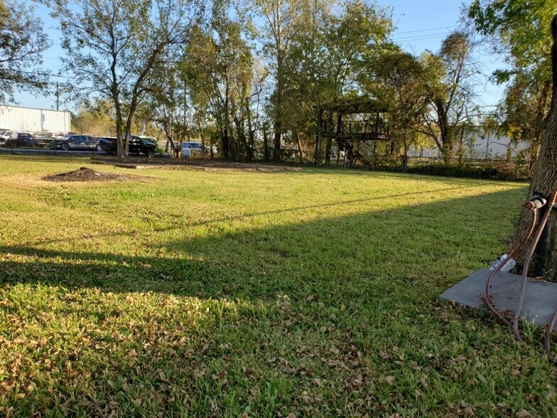 More Photos Of 410 W Canino Rd, Houston Manufacturing For Sale