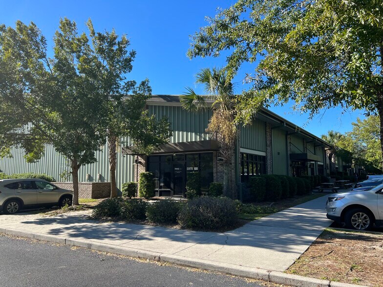 More Photos Of 547 Long Point Rd, Mount Pleasant Flex For Lease