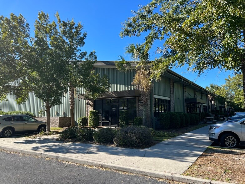 More Photos Of 547 Long Point Rd, Mount Pleasant Flex For Lease