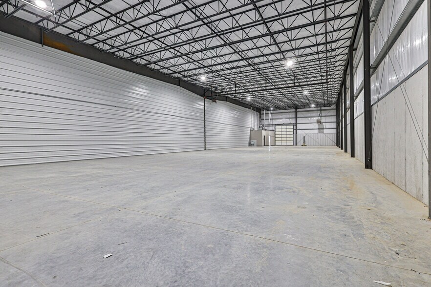 More Photos Of 1108 NW Bush Dr, Grain Valley Industrial For Lease