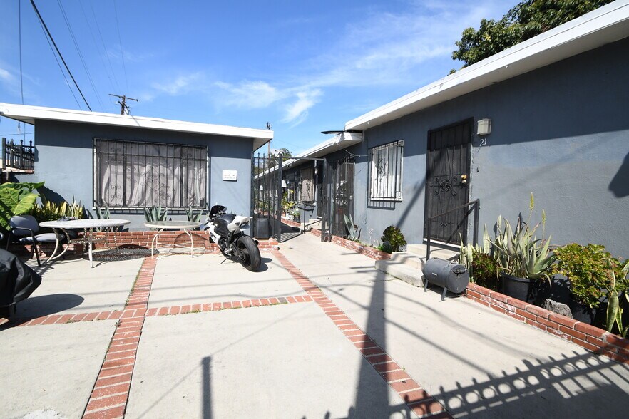 More Photos Of 19 E 69th St, Long Beach Multifamily For Sale