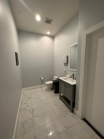 More Photos Of 423-425 NW 10th Ter, Hallandale Beach Light Manufacturing For Lease