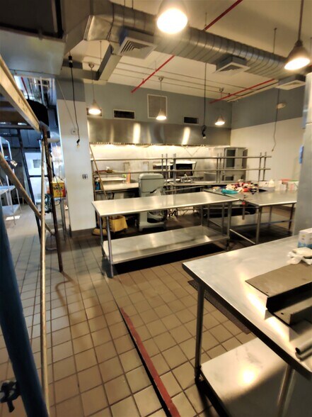 More Photos Of 190 N 14th St, Brooklyn Restaurant For Lease