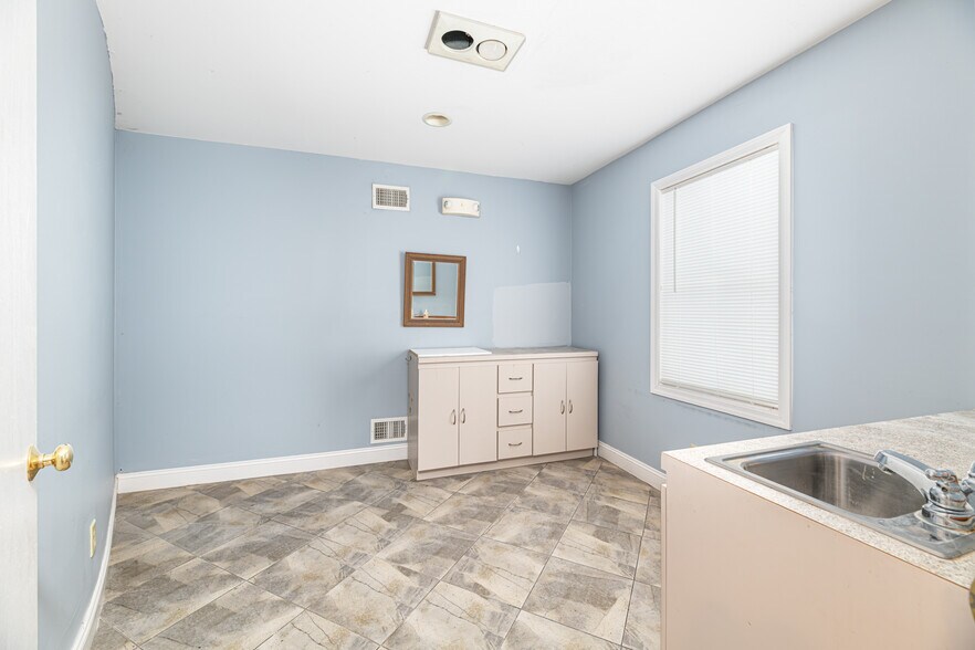 More Photos Of 137 Rutherford Ave, Franklin General Retail For Lease