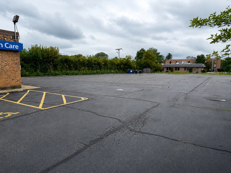 More Photos Of 350 S Schmale Rd, Carol Stream Medical For Lease