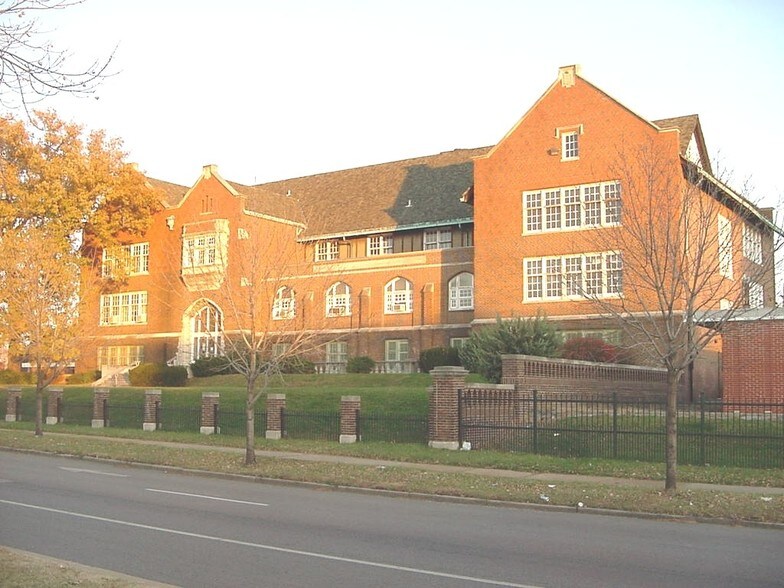 Primary Photo Of 4160 N KINGSHIGHWAY, Saint Louis Schools For Sale