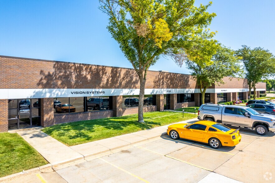 More Photos Of 11101-11199 Aurora Ave, Urbandale Flex For Lease