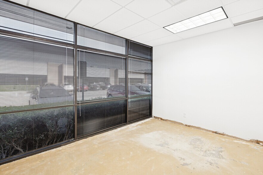 More Photos Of 4400-4440 Beltway Dr, Addison Flex For Sale