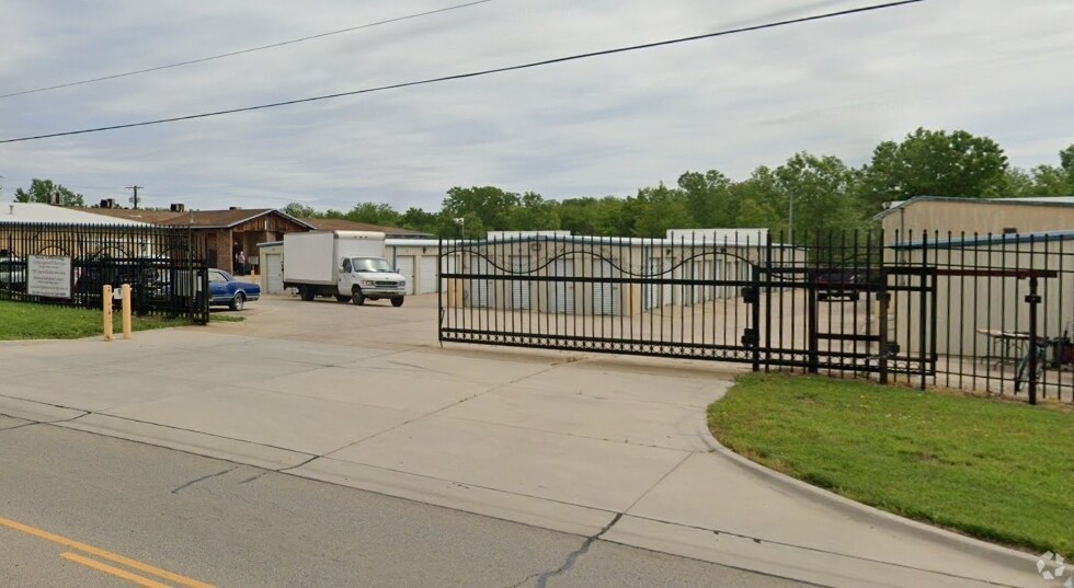 More Photos Of 3200 S Kansas Ave, Topeka Self Storage For Lease