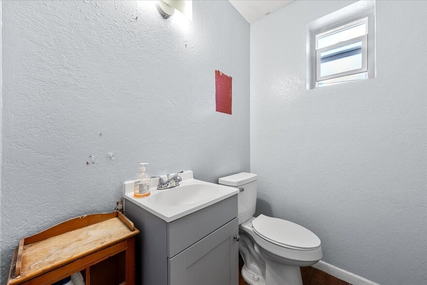 More Photos Of 1901 13th Ave N, Saint Petersburg Distribution For Lease