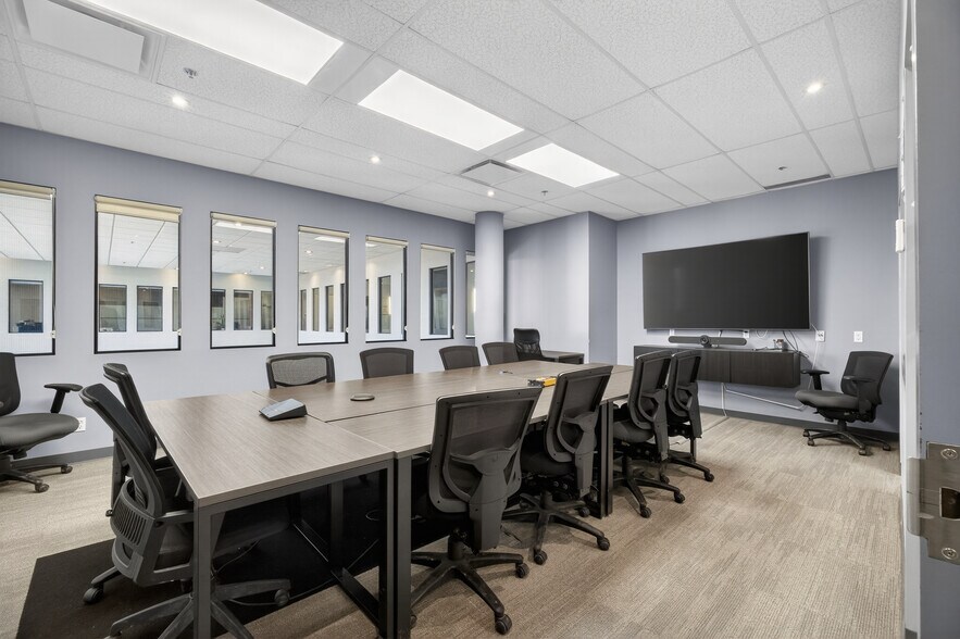 More Photos Of 455 Boul Fénelon, Dorval Medical For Lease