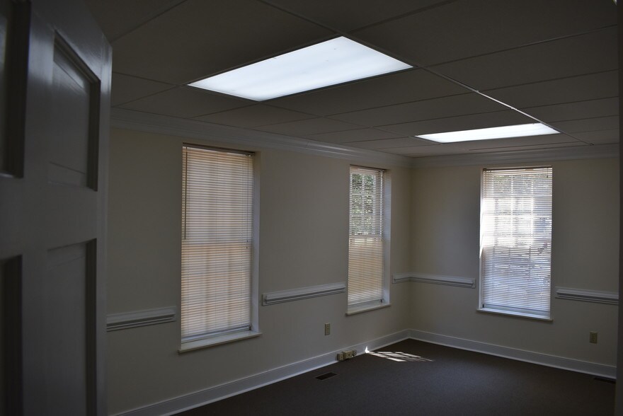 More Photos Of 611 N Courthouse Rd, Richmond Office For Lease