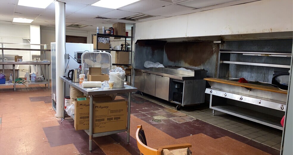 More Photos Of 11 Des Moines Ave, South Hutchinson Hotel For Sale