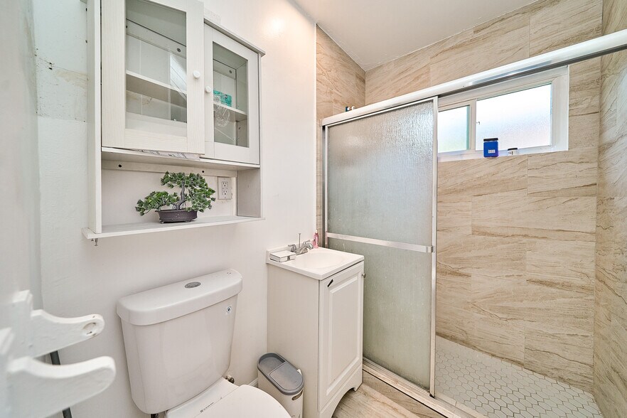 More Photos Of 2001 W Myrtle St, Santa Ana Apartments For Sale