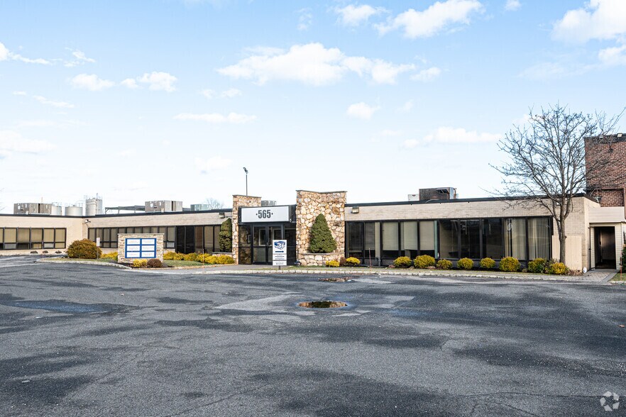 More Photos Of 565 Broadhollow Rd, Farmingdale Warehouse For Lease
