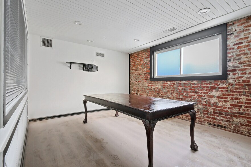 More Photos Of 410 Archibald St, Kansas City Storefront Retail Office For Sale