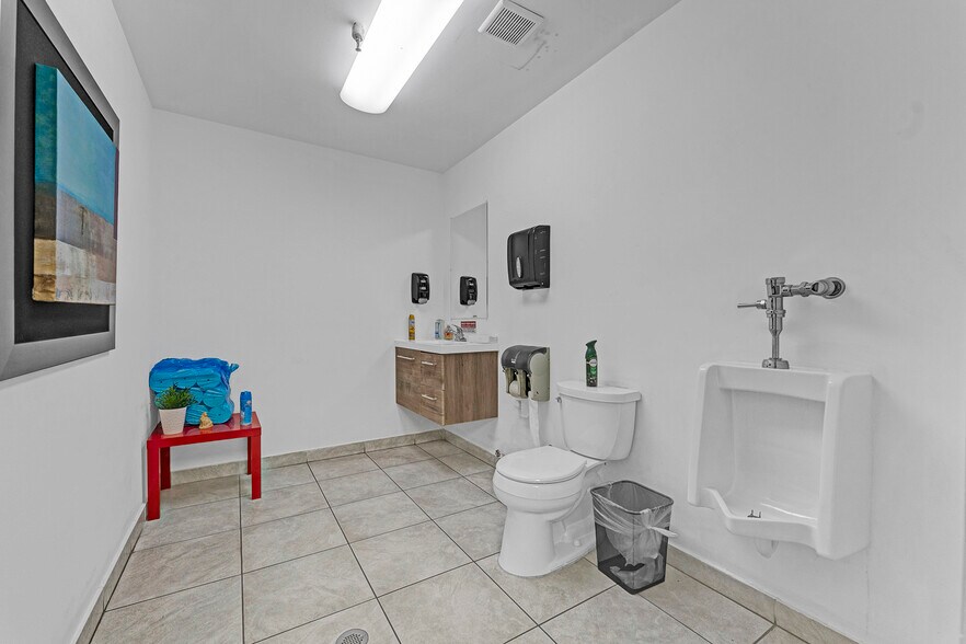More Photos Of 6850 NW 74th St, Medley Warehouse For Sale