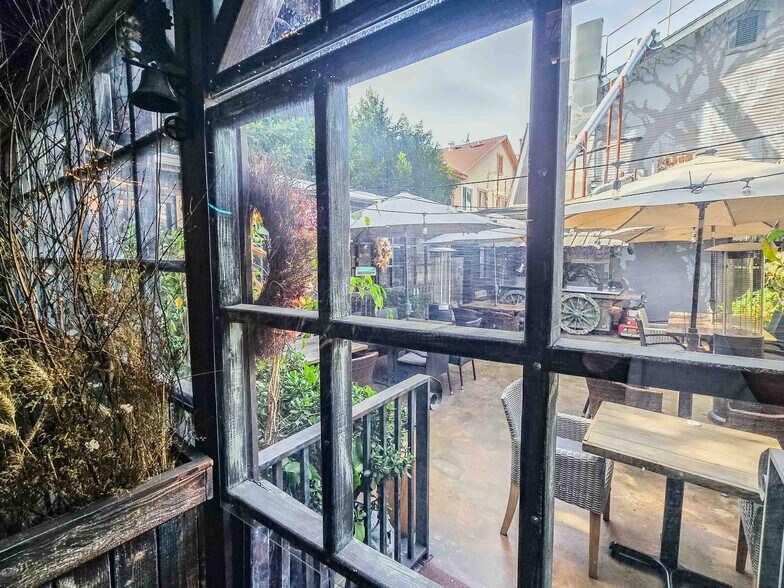 More Photos Of 228 S Oxford Ave, Los Angeles Restaurant For Sale