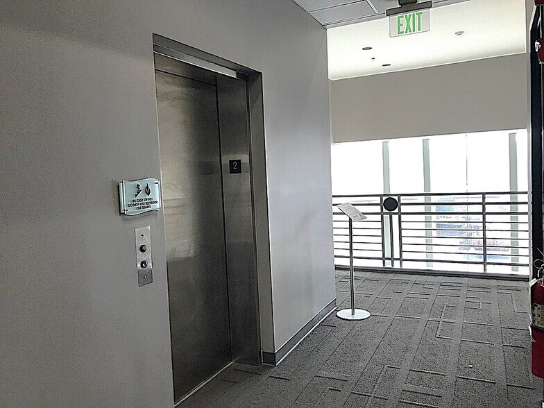 More Photos Of 9 Crystal Lake Rd, Lake In The Hills Office For Lease