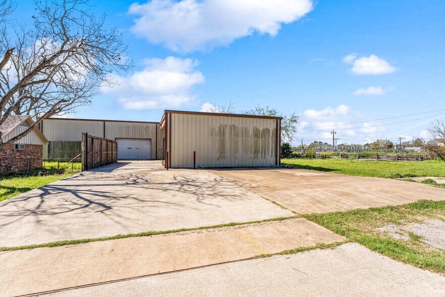 More Photos Of 15811 Manning Dr, Cypress Industrial For Lease