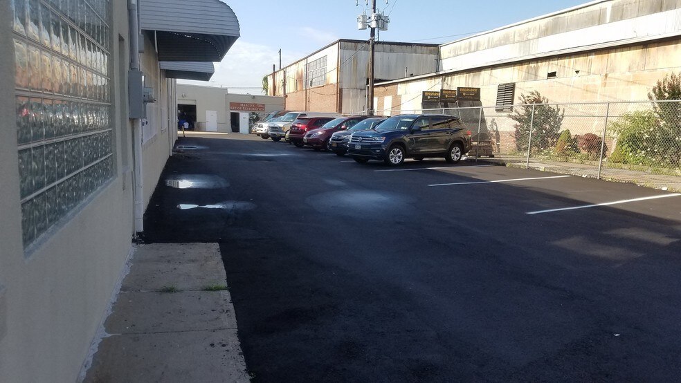 More Photos Of 65 E 2nd St, Mineola Warehouse For Lease