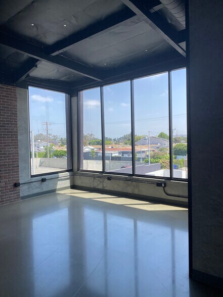 More Photos Of 5425 Grosvenor Blvd, Los Angeles Light Distribution For Lease