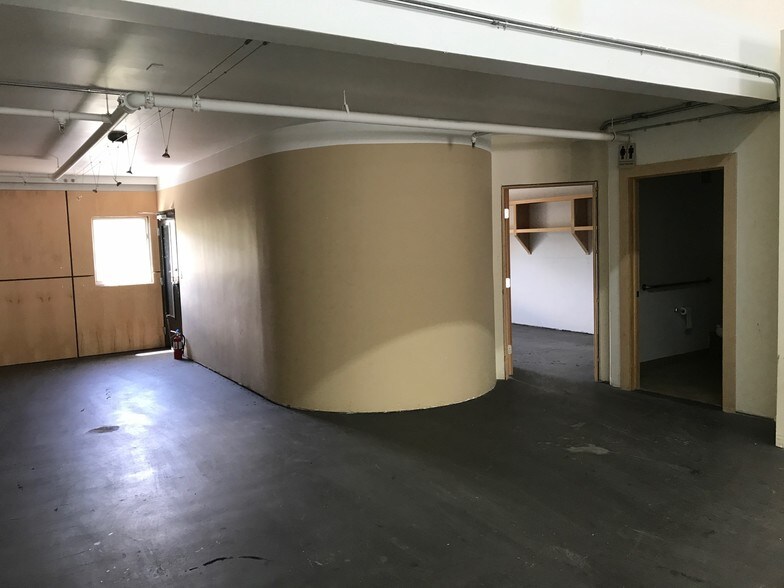 More Photos Of 910 Nottingham Rd, Avon Flex For Lease