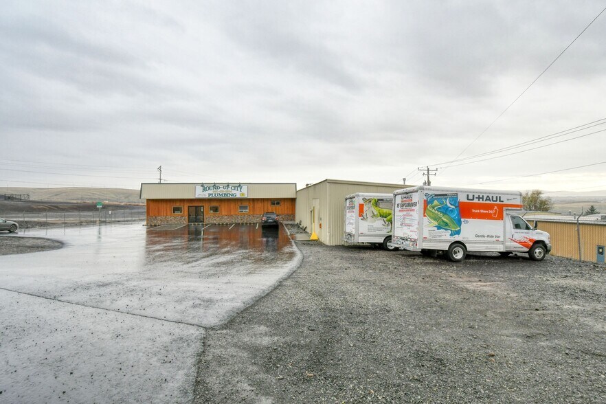 More Photos Of 818 Airport Rd, Pendleton Showroom For Sale