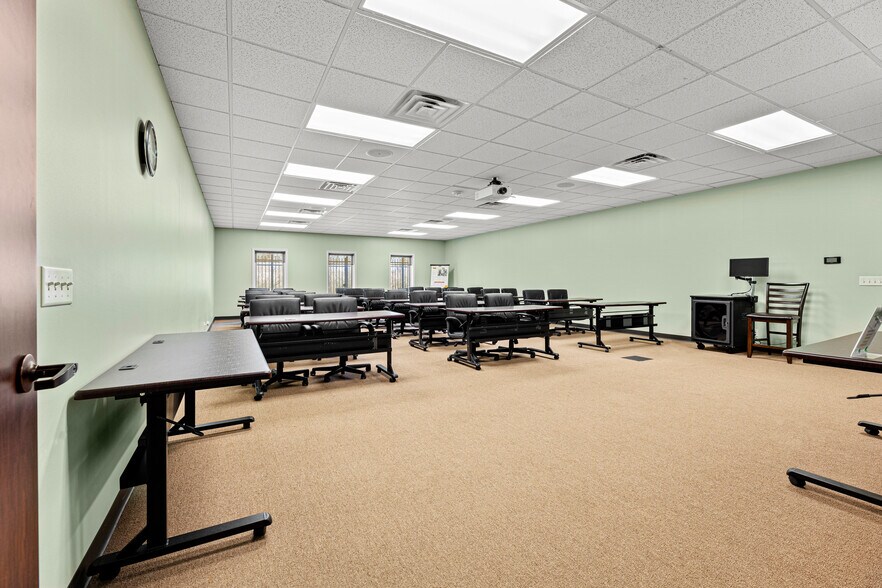 More Photos Of 1271 Rayford Bnd, Spring Light Manufacturing For Sale