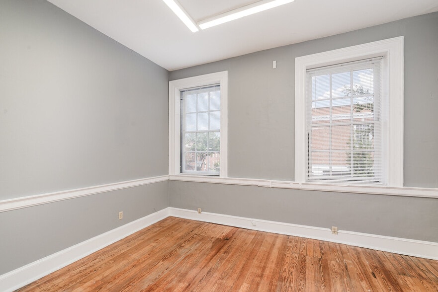 More Photos Of 826 Caroline St, Fredericksburg Storefront Retail Office For Lease