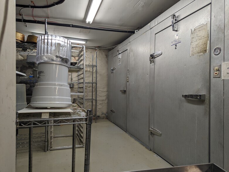 More Photos Of 705-707 S 5th St, Philadelphia Storefront For Lease