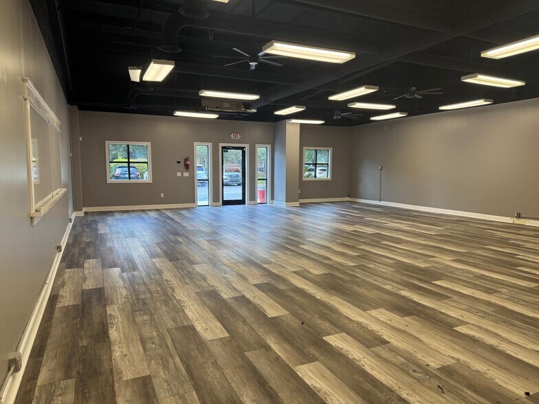 More Photos Of 53 Persimmon St, Bluffton Showroom For Sale