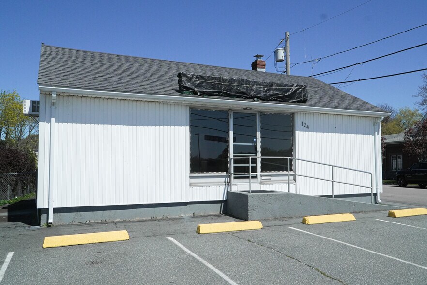 Primary Photo Of 124 E Main Rd, Middletown General Retail For Lease