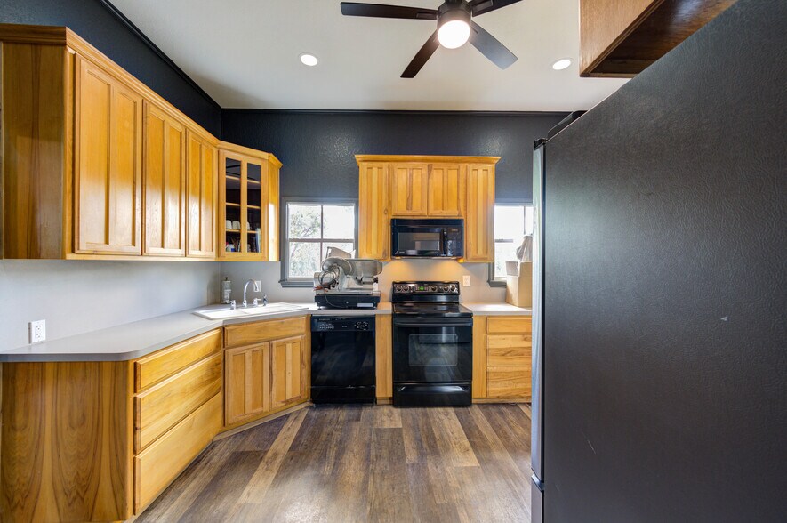 More Photos Of 602 E Myrtle St, Angleton Office Residential For Sale