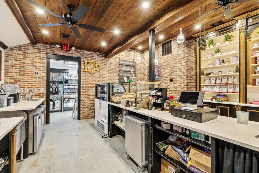 More Photos Of 8026 E Main St, Ridgeland General Retail For Sale