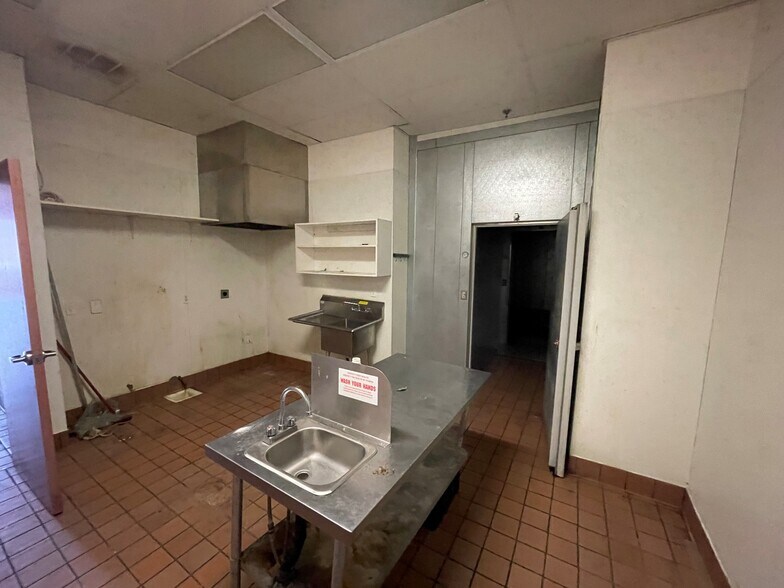 More Photos Of 380-396 Sierra St, Kingsburg Freestanding For Lease