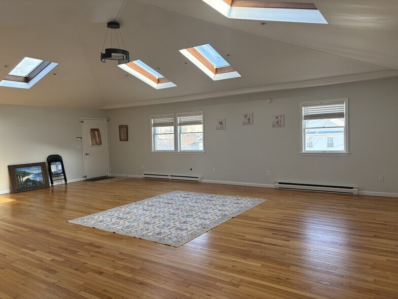 More Photos Of 9 Esther St, Throop Specialty For Lease
