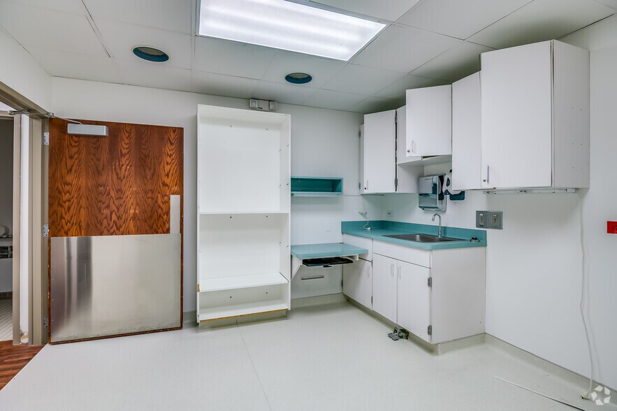 More Photos Of 7007 N Range Line Rd, Milwaukee Medical For Sale