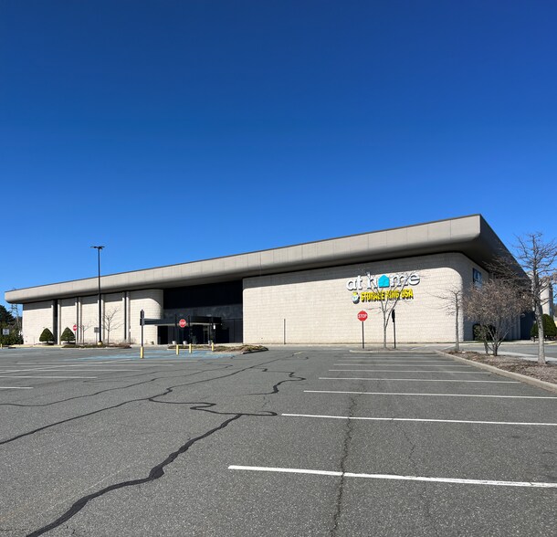 More Photos Of 5101 Fashion Dr, Nanuet General Retail For Sale