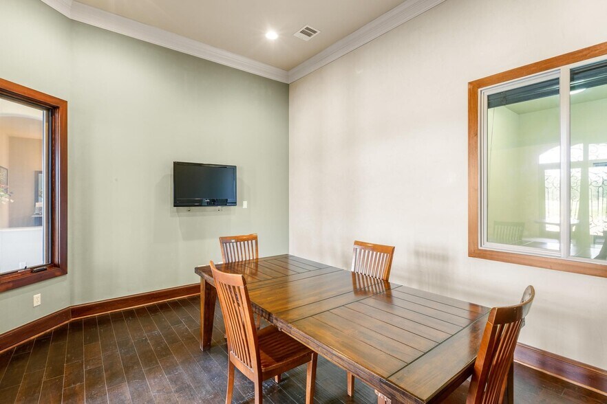 More Photos Of 105 Applewood Dr, Cedar Creek Office For Sale