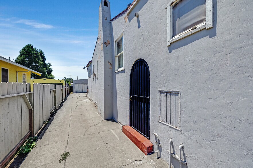 More Photos Of 1755 Washington Ave, San Leandro Bar For Sale