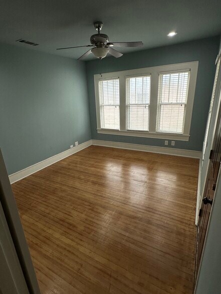 More Photos Of 1014 N Elm St, Denton Office Residential For Lease